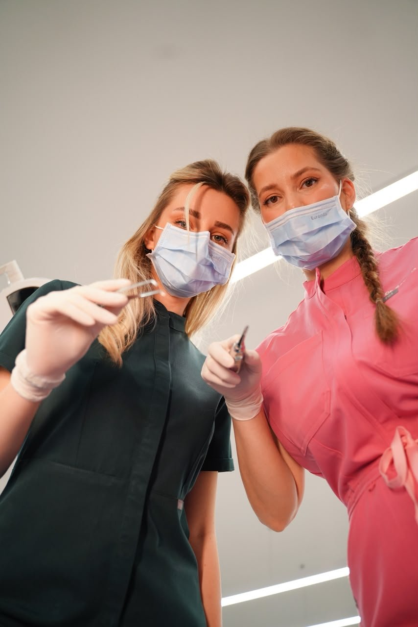 Stomatologet e Happy Dent Center gati për ekstraktimin e dhëmbit