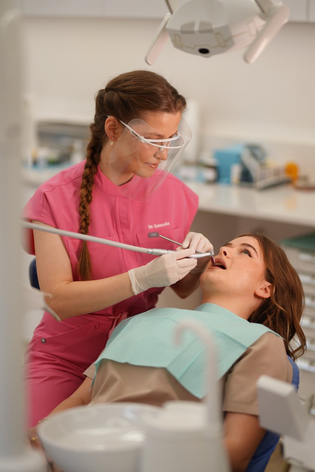 Dr. Senada Çaçi gjatë një kontrolli dentar në Happy Dent Center