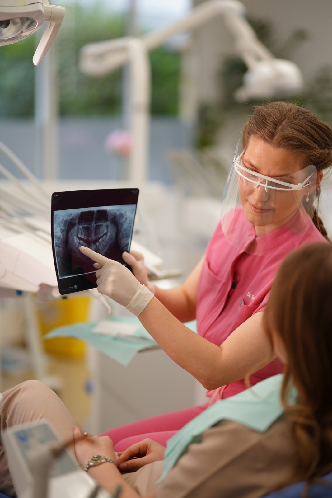 Dr. Senada Çaçi shpjegon radiografinë dentare pacientes
